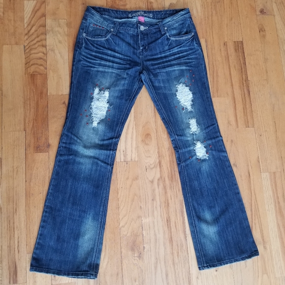 ALMOST FAMOUS GREAT COND RIPPED FLARE LONG JEANS